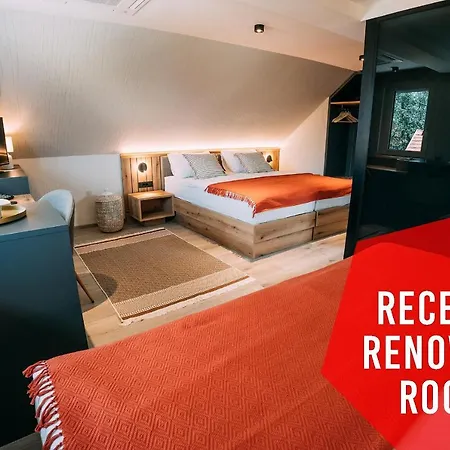 Pohorska Kavarna בית הארחה