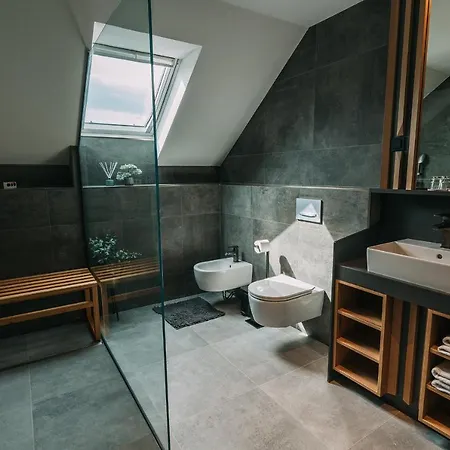 Pohorska Kavarna בית הארחה 3*