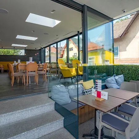 Pohorska Kavarna בית הארחה 3*